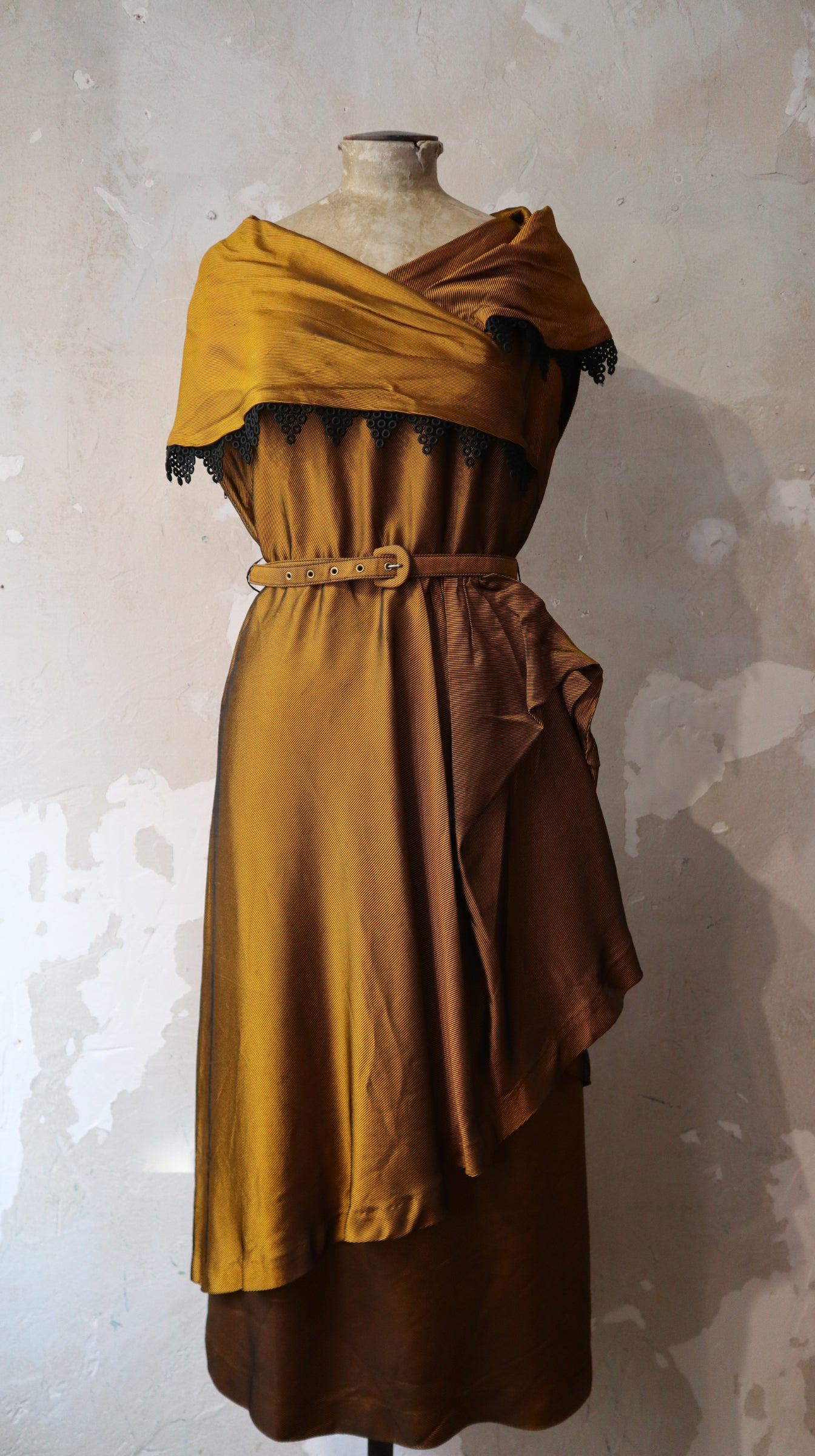 Vintage Gold Dress / 28”