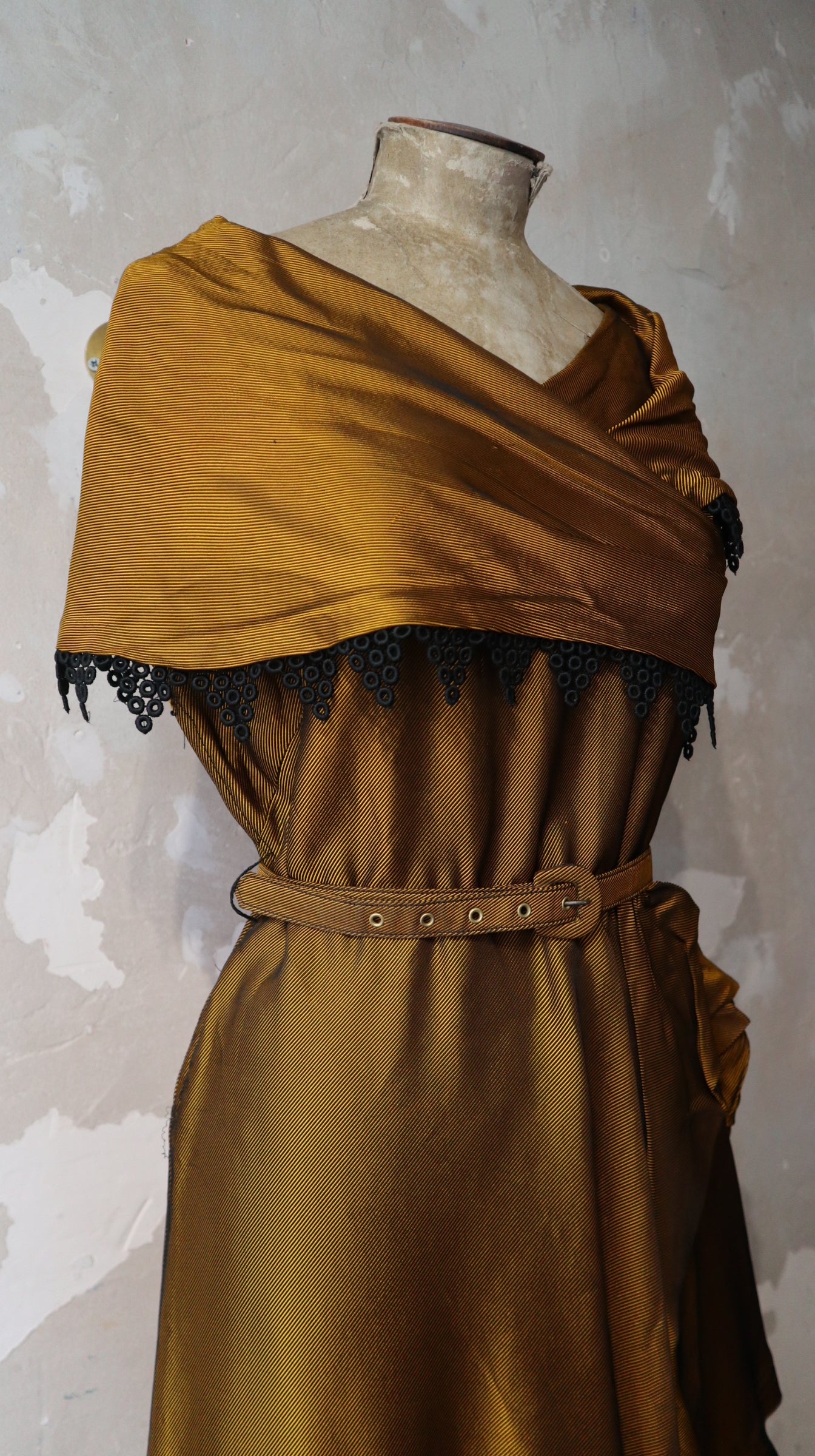 Vintage Gold Dress / 28”