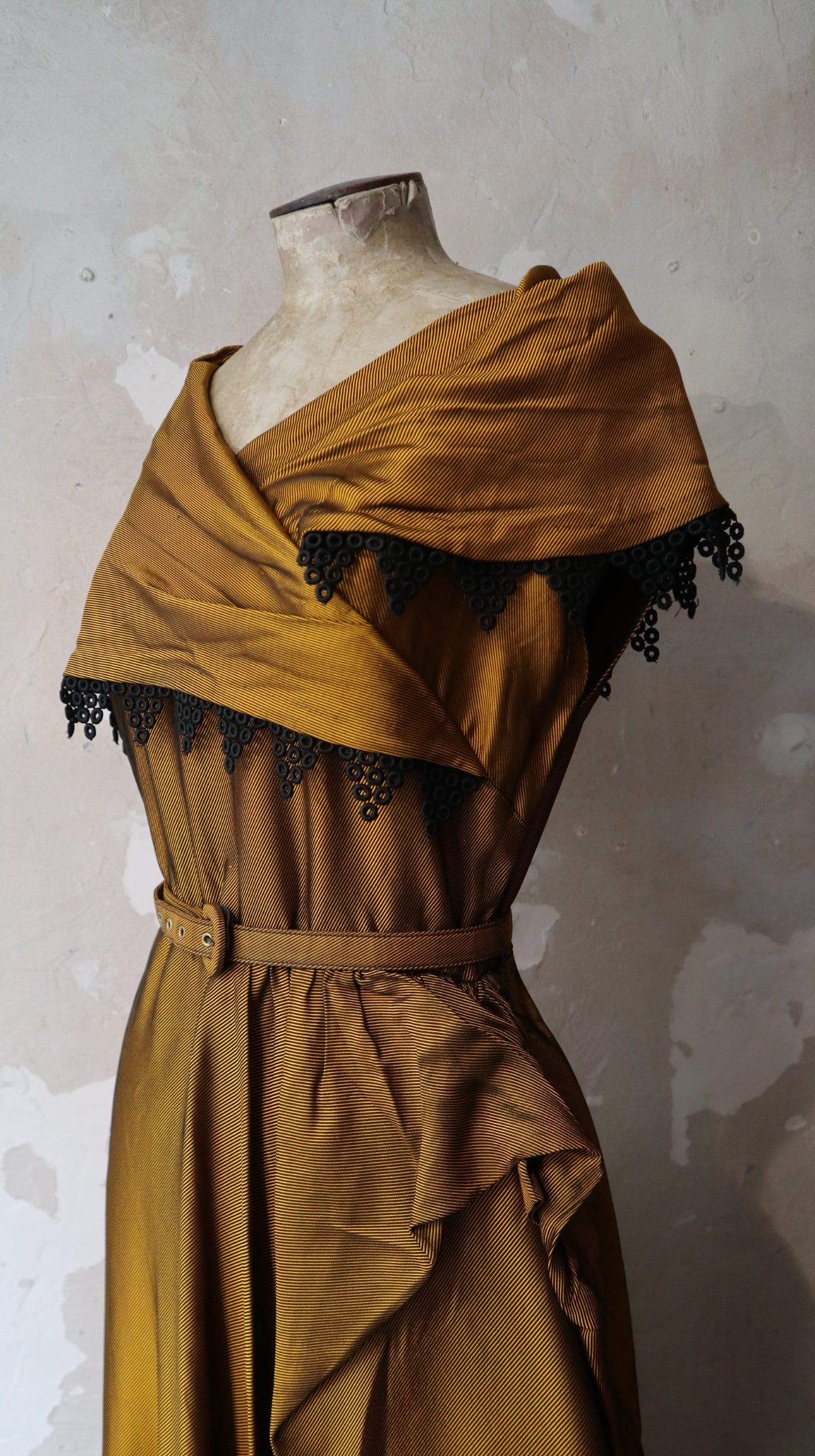 Vintage Gold Dress / 28”