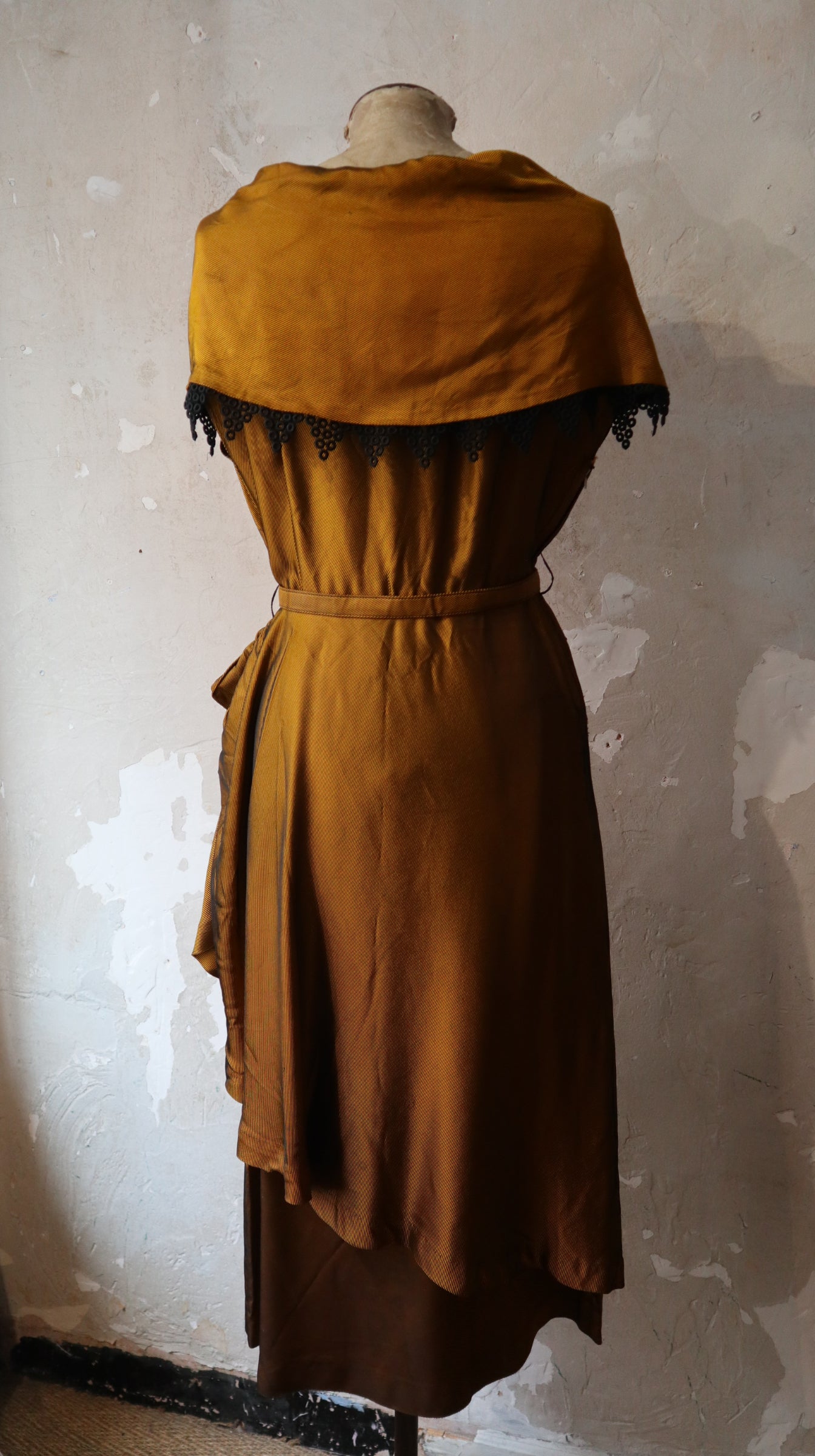 Vintage Gold Dress / 28”