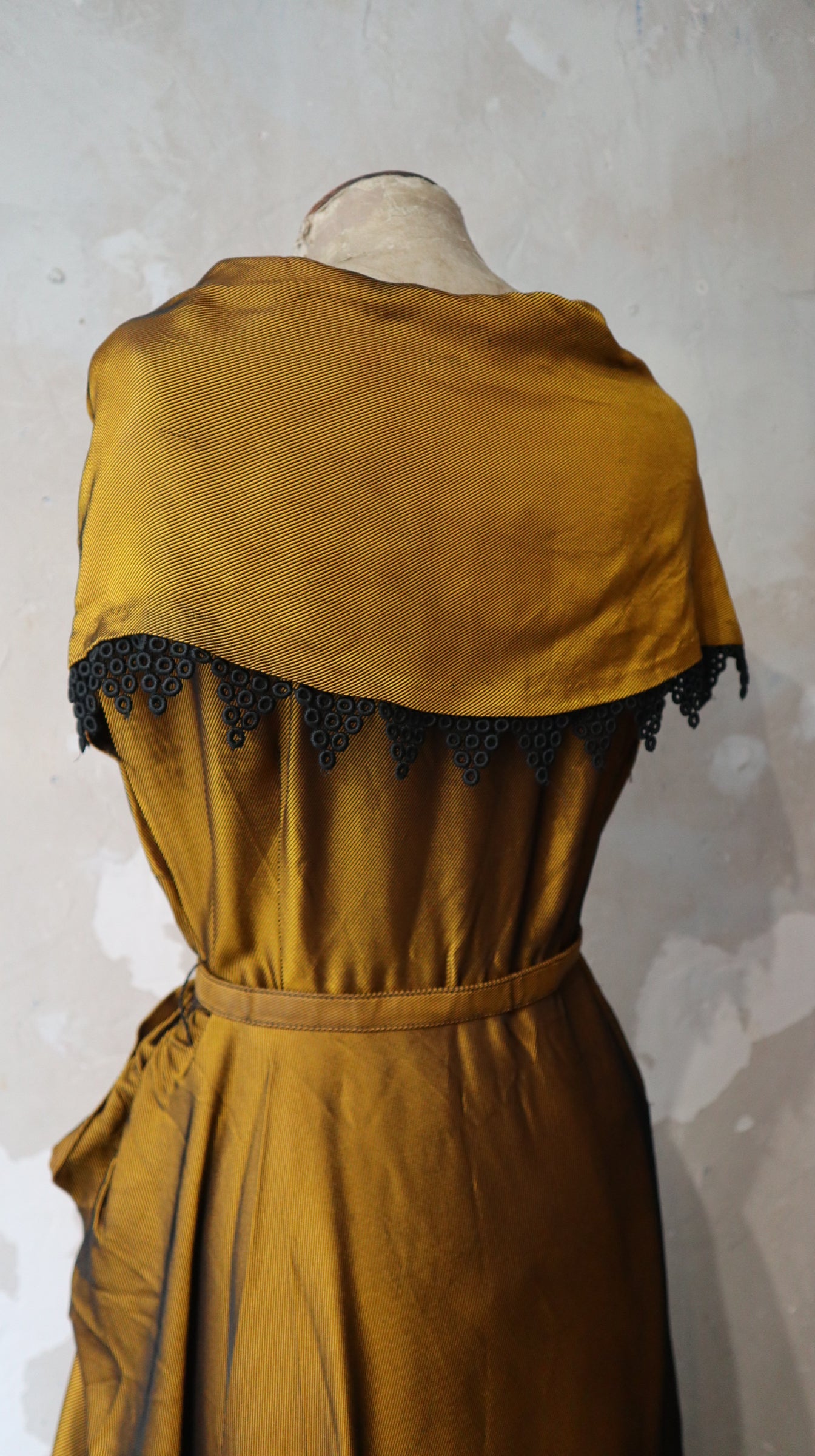 Vintage Gold Dress / 28”