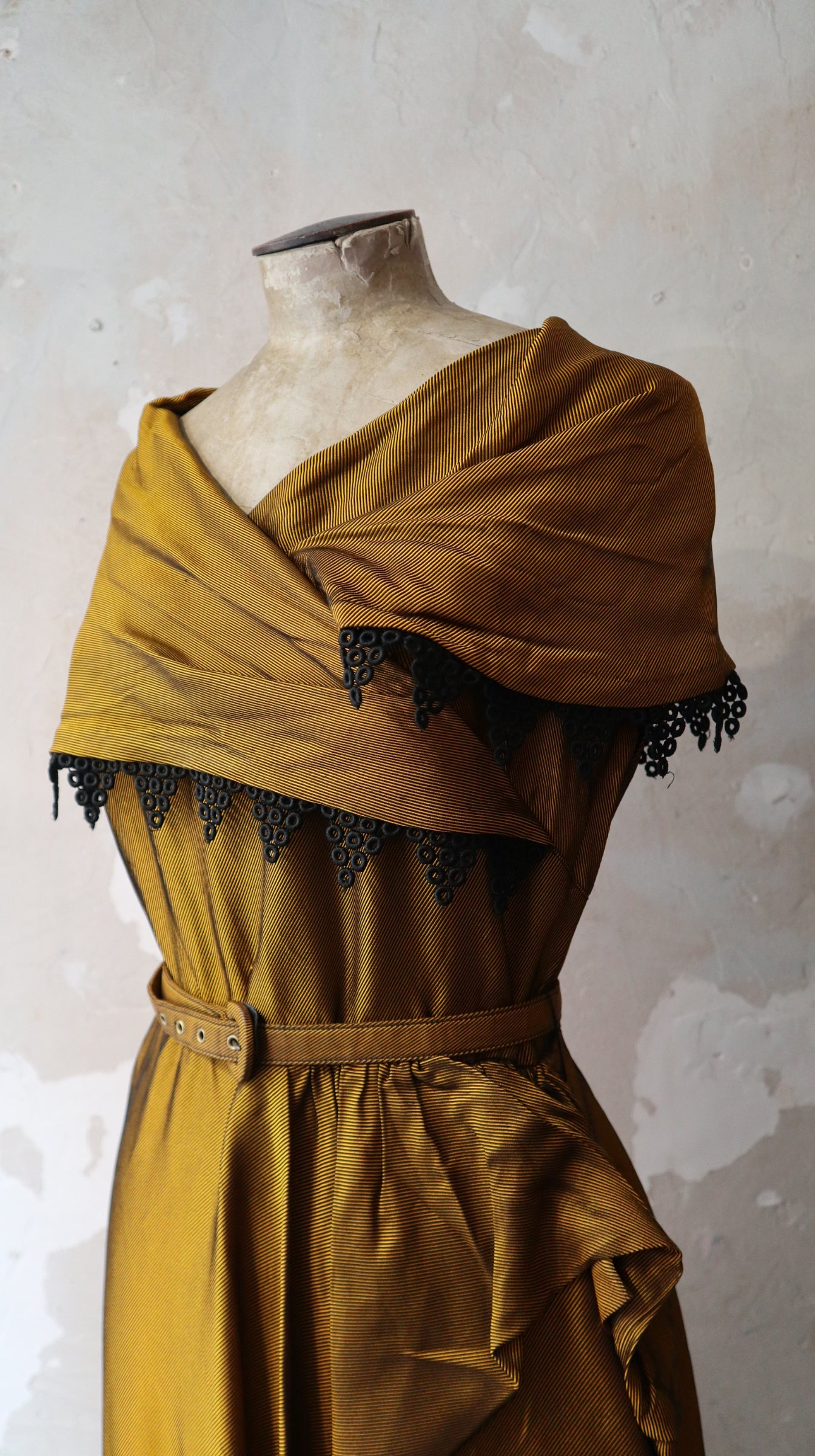 Vintage Gold Dress / 28”